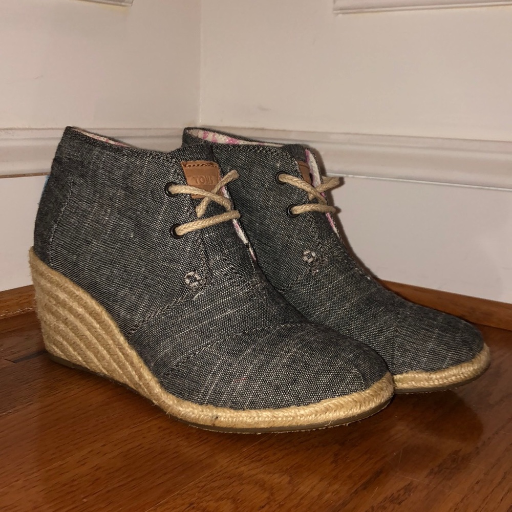 ✨ ALMOST NEW TOMS WEDGES ✨